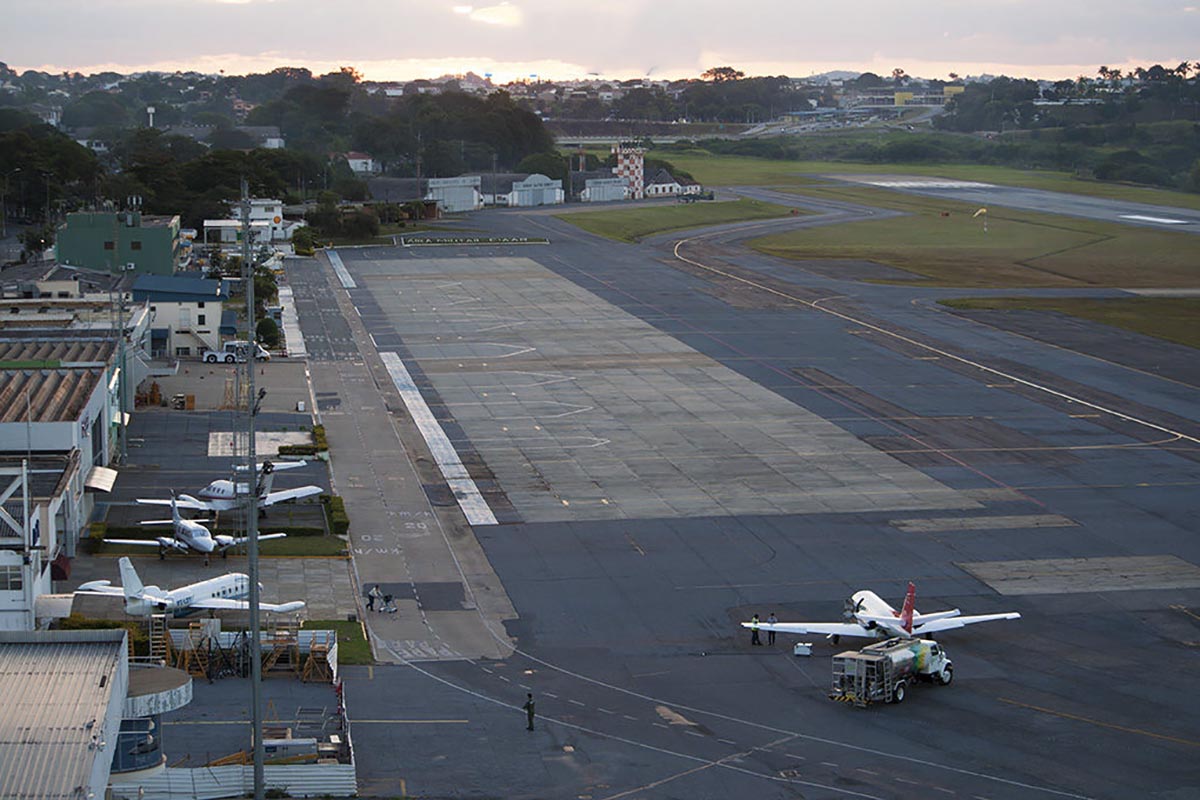 Pátio do Aeroporto da Pampulha está sem espaço para abrigar novas aeronaves  - Gerais - Estado de Minas