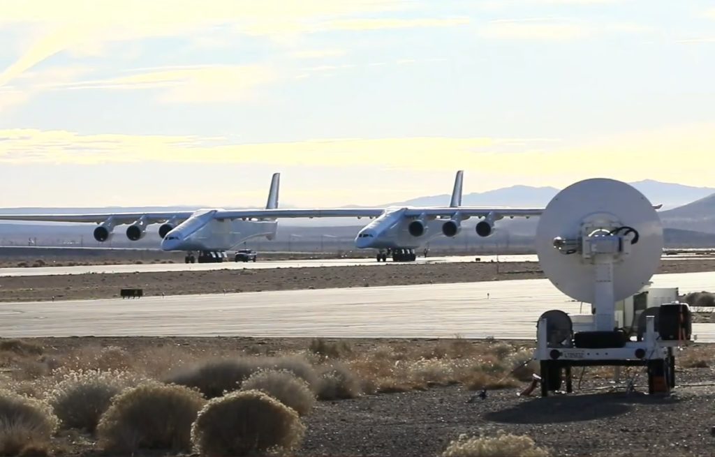Un avión de dos cuerpos y el ala más grande del mundo realiza un vuelo de prueba