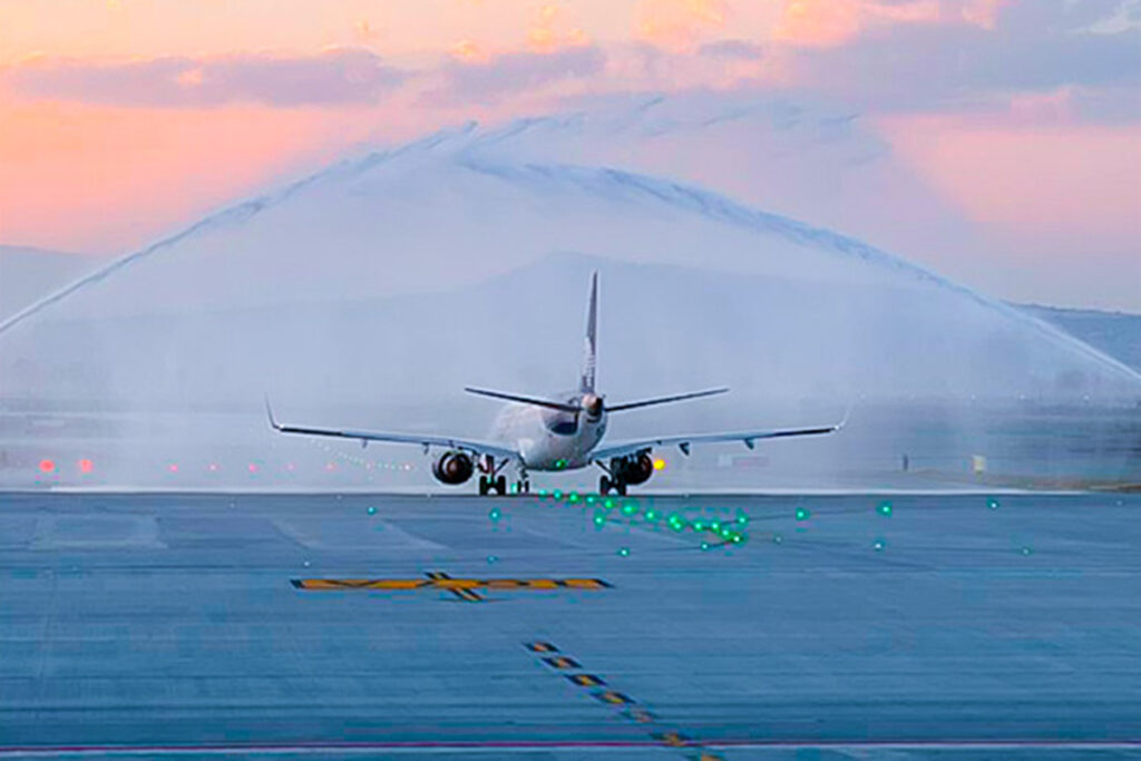 El primer vuelo comercial desde el nuevo aeropuerto de la Ciudad de México lo realizó el Embraer E190