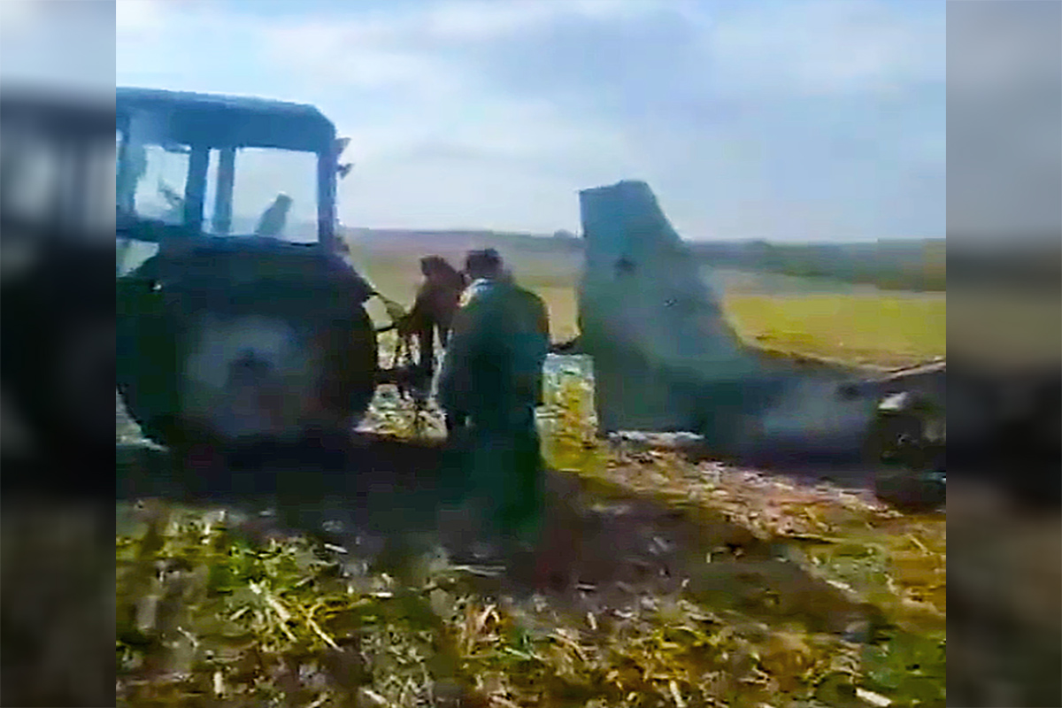 Agricultores ucranianos usan un tractor para transportar un helicóptero ruso