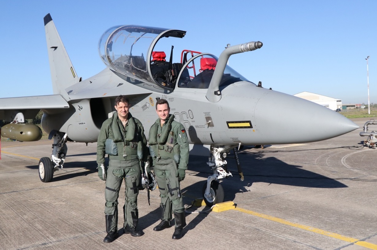 Die Absolventen der 1. Klasse an der neuen International School of Pilots for the World’s Air Forces