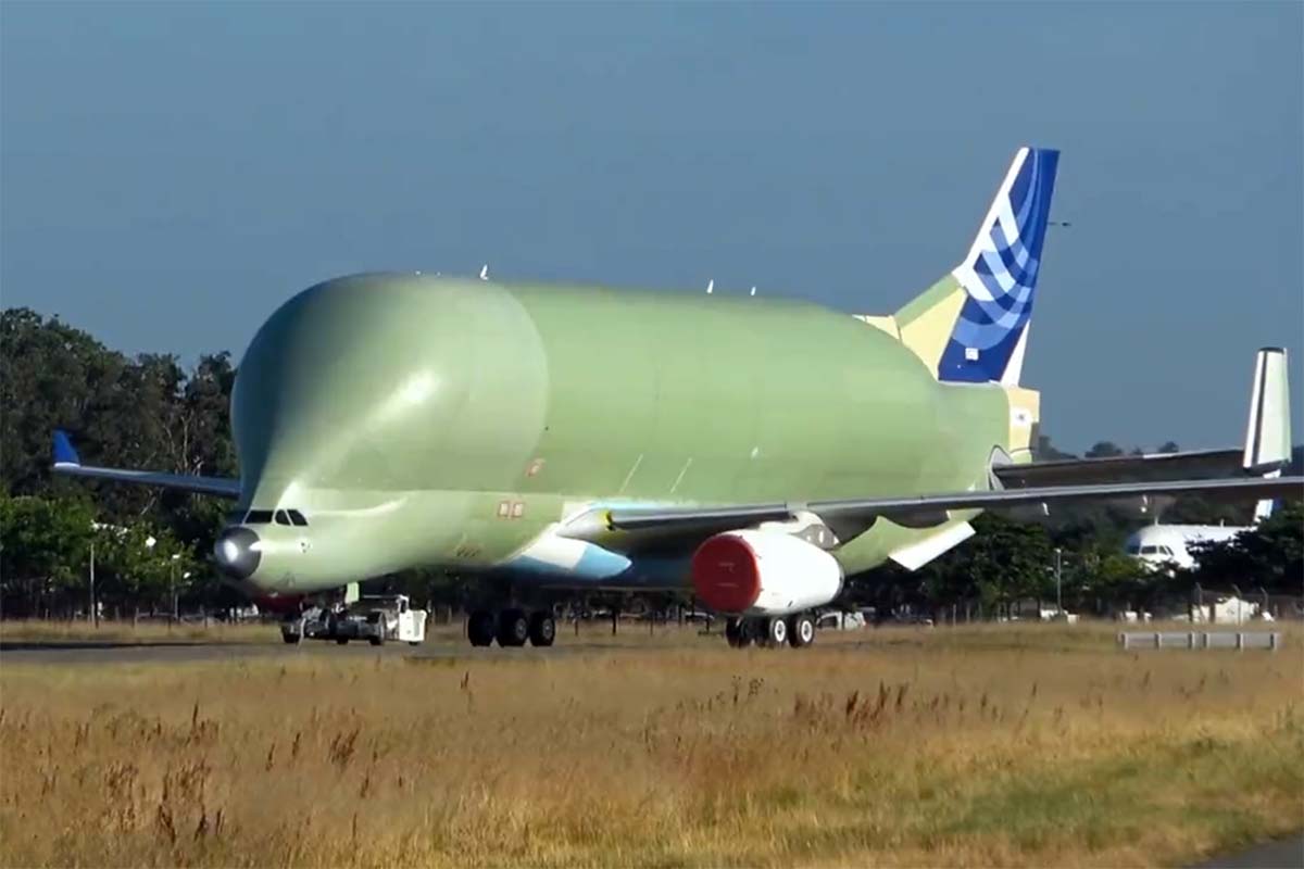 O quinto exemplar do exótico avião Beluga XL se prepara para voar