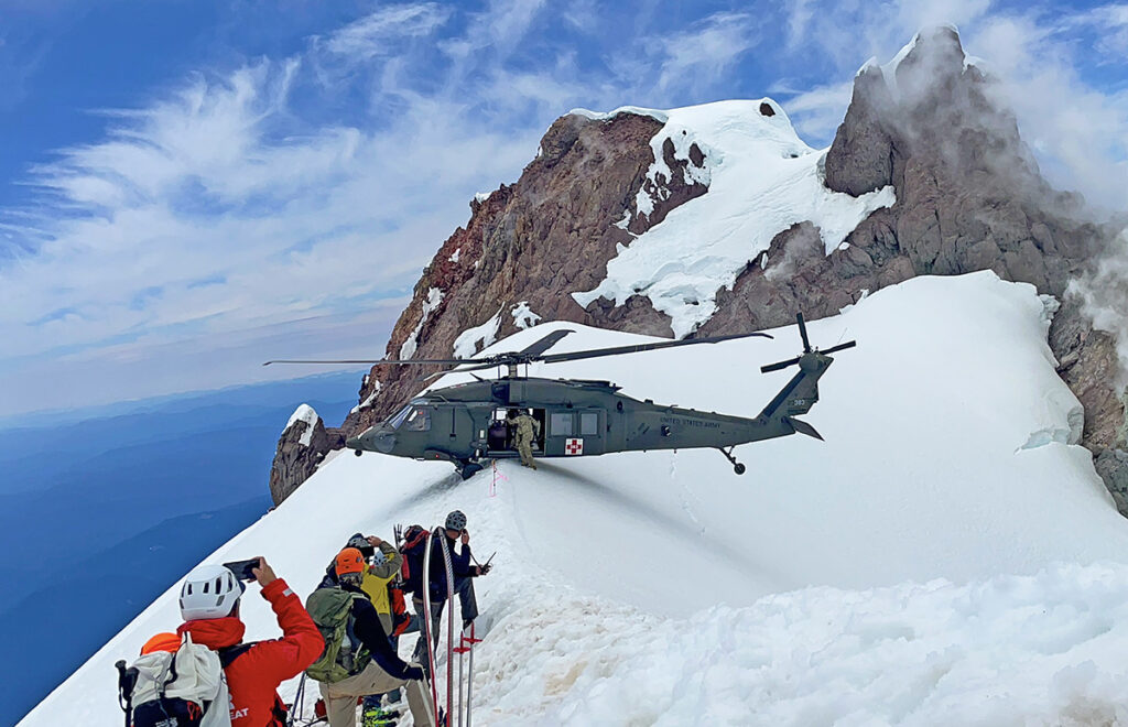 Helicóptero resgata alpinista acidentado
