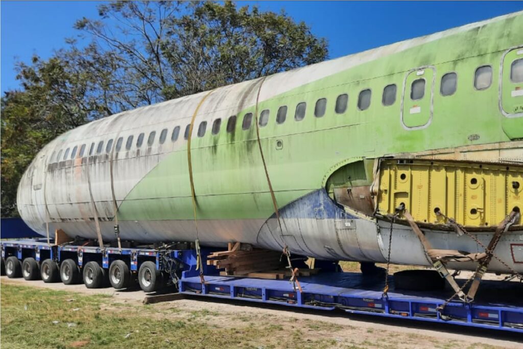 Avião do metaverso': entenda a polêmica do Boeing que 'pousou' em praça de  Barra do Piraí, Rio de Janeiro