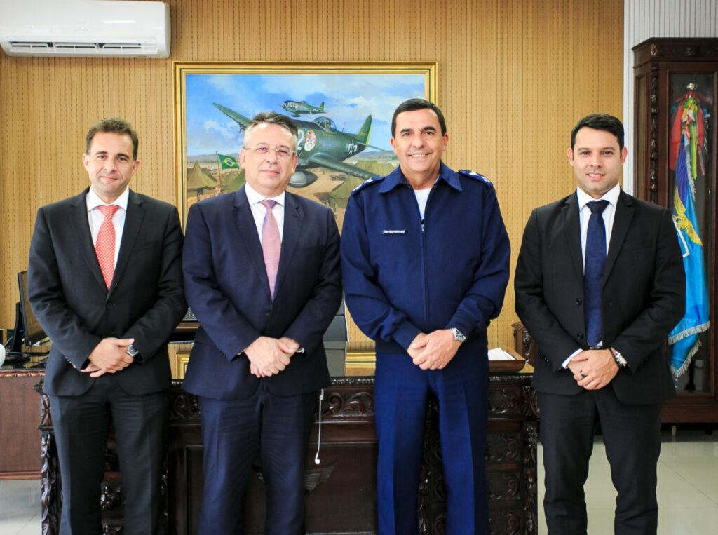 Entenda por que o comandante da Força Aérea recebeu visita do presidente da  Honeywell do Brasil