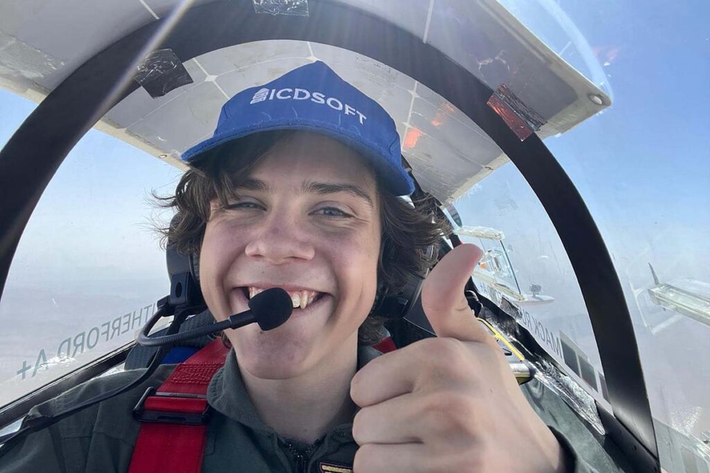 Adolescente dá a volta ao mundo sozinho nu avião ultraleve