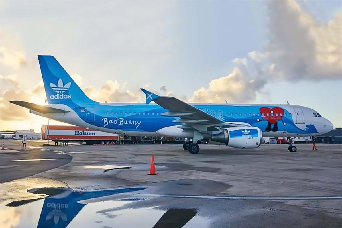 Sänger Bad Bunny hat jetzt eine riesige „Werbetafel“ in Form eines Airbus A320-Flugzeugs