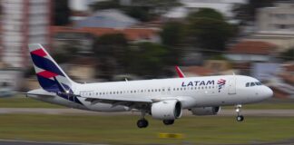 LATAM impede adolescente de embarcar e terá que pagar R$ 20 mil à família por erro sobre análise de autorização judicial