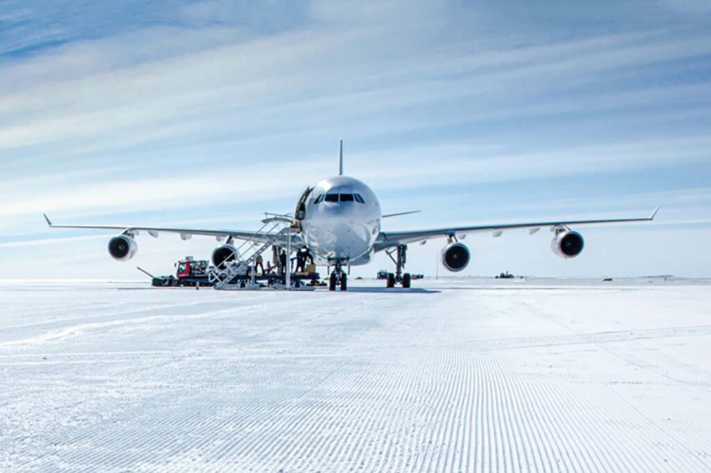 Gran Airbus A340 aterriza de nuevo en pista de hielo azul en la Antártida