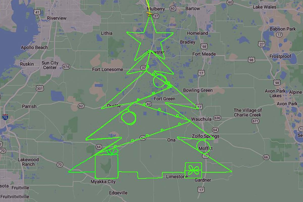 Piloto pega seu 'Cessninha' e desenha árvore de natal detalhada nos céus em  voo de 4 horas