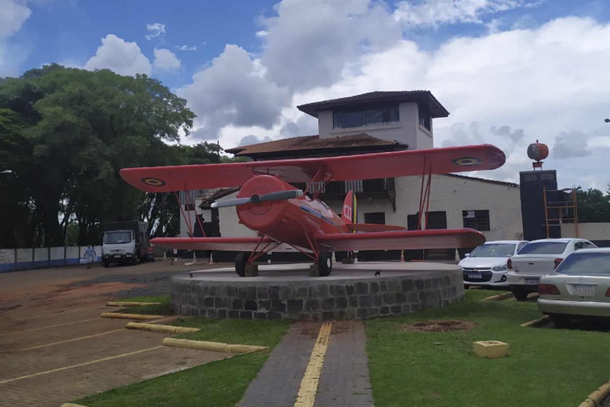 Réplica do primeiro avião que pousou em Foz do Iguaçu (PR) ficará