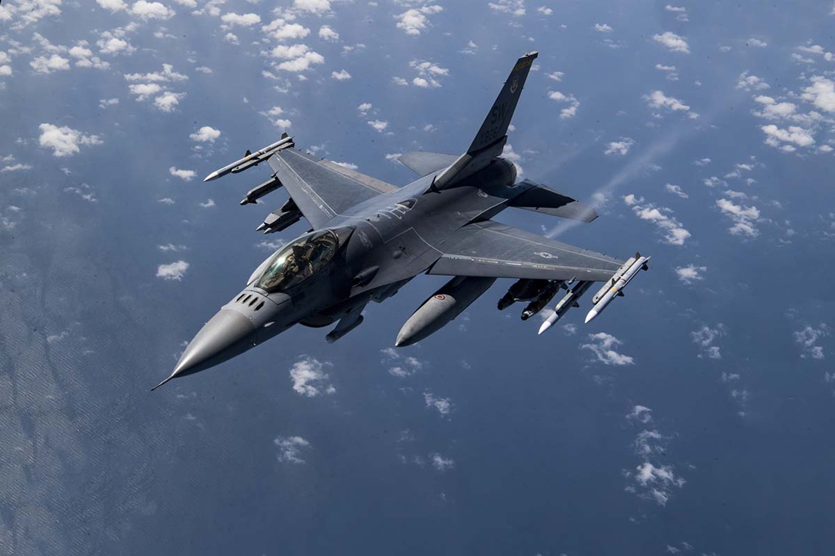 Rusia dice: «Los cazas ucranianos F-16 no resistirán ni siquiera 20 días frente a nuestras defensas aéreas».