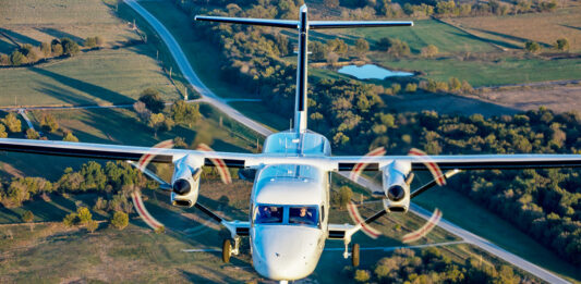 Avião Cessna 408 em voo