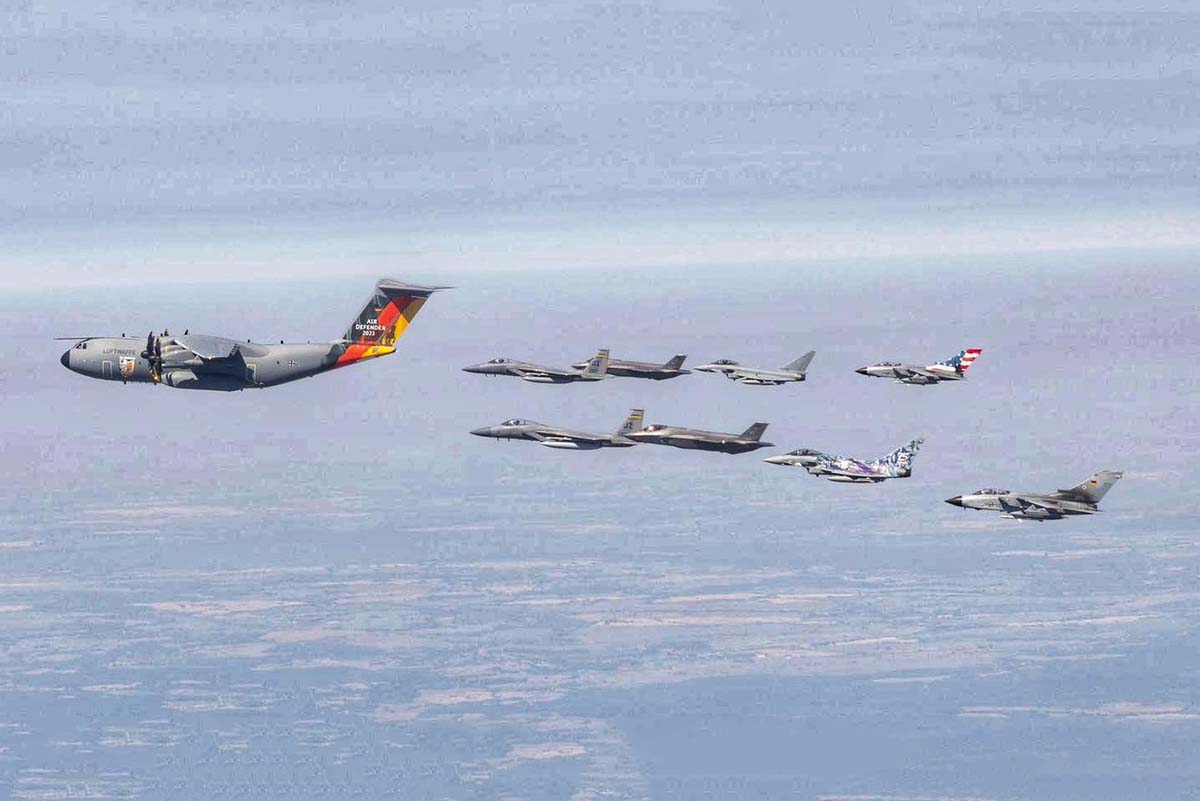Aviões de guerra da Otan sobrevoam a Alemanha em um dos maiores
