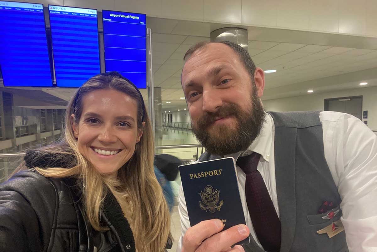 Una azafata salva a una pareja de luna de miel que olvidó sus pasaportes en casa