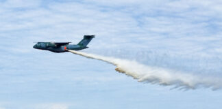 Em apenas um dia, KC-390 despejou 36 mil litros de água para combater incêndios florestais no Amazonas