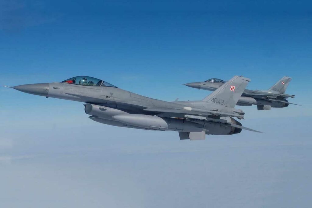 Un ex oficial de la CIA cree que los cazas ucranianos F-16 no durarán ni dos días en la guerra contra Rusia