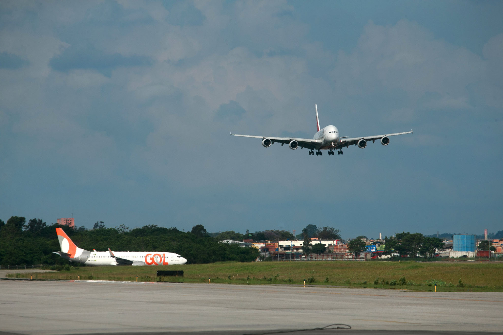 Aviação comercial internacional registra aumento de 29,2% em 2023, segundo relatório do CGNA