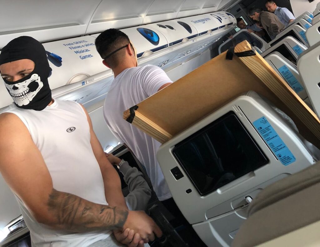 Avião da Azul é inspecionado em Salvador após falso alerta de sequestro