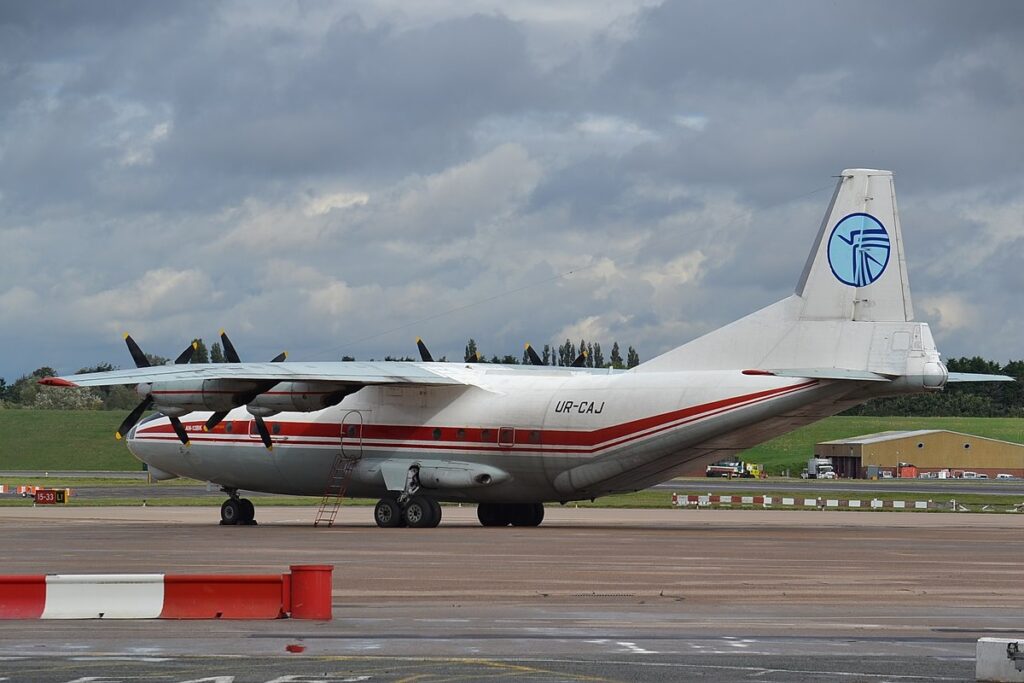 Aeronave rara no Brasil, Antonov An-12 pousa em Viracopos para transportar  peça de 7 toneladas - Folha de Valinhos