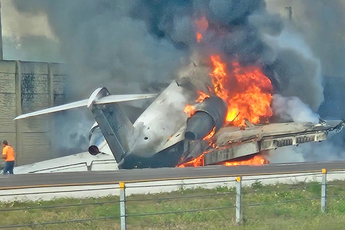 Los dos motores del avión fallaron durante la aproximación al aterrizaje y se estrelló en la carretera;  Escuche el audio