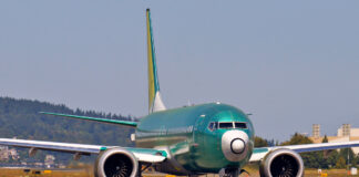 FAA propõe inspeções em 95 Boeing 737 MAX devido a possível falha em rolamentos do profundor Avião Boeing 737 MAX novo saindo de fábrica