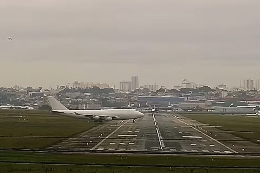 Após cruzar o mundo, pousa no Brasil um grande Boeing 747 todo branco;  assista ao momento da chegada