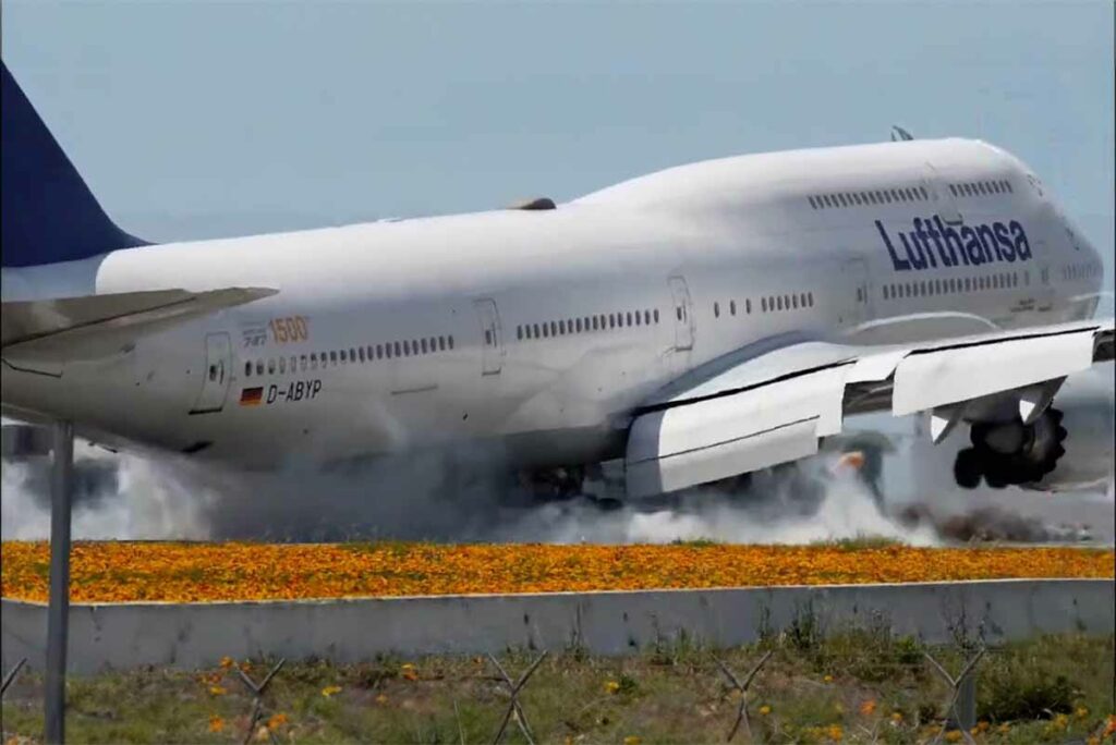 Jumbo salta de la pista durante un aterrizaje forzoso y tiene que rodear LAX