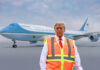 Aeroporto da Flórida passa a se chamar oficialmente Presidente Donald Trump International Airport Trump com o avião Air Force One