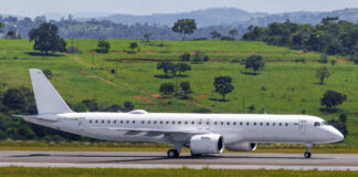 Azul inicia voos com Embraer E195-E2 que ficou um ano servindo de fonte de peças para outros jatos