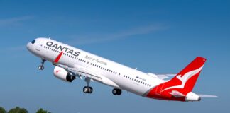 Passageira fica irritada após voo atrasar sete minutos por falta de piloto e é rebatida pela companhia aérea Aeronave Airbus A321XLR da Qantas decolando