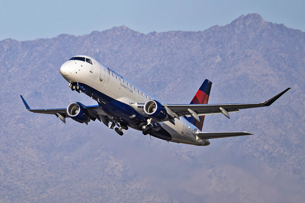 Embraer E175 da Delta decolando