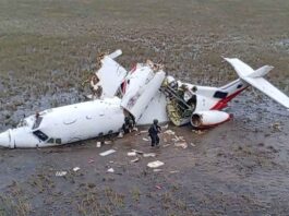 Imagem de uma aeronave executiva em um pântano de Honduras após pouso forçado