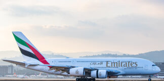 Emirates quer banheiros privativos nas suítes da Primeira Classe e reformar a econômica dos A380 e Boeing 777