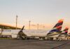 Veja quem esteve a bordo de avião da LATAM para iniciar nova etapa de reabilitação após ser resgatada