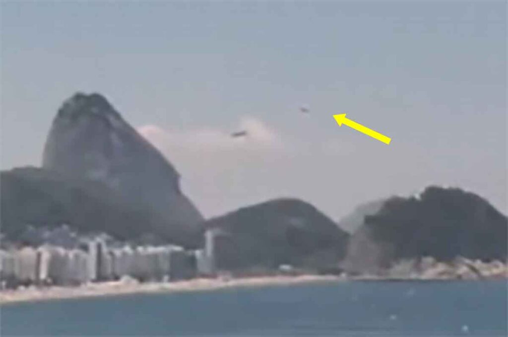 Avião com faixa de publicidade cai no mar, a poucos metros da praia de  Copacabana lotada; FAB investiga