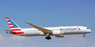Passageira processa American Airlines, alegando que homem efetuou ato sexual ao seu lado e os comissários nada fizeram