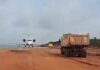 Pilotos dão versões diferentes sobre jato que pousou em estrada africana sem autorização e caso fica mais nebuloso
