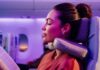 Emirates lança encosto de cabeça revolucionário para a classe econômica e quer mudar a experiência em voos longos