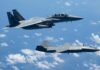 Caça não-tripulado MQ-28 voa junto de F-15EX e recebe reabastecimento durante exercícios no Pacífico