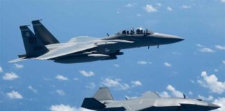 Caça não-tripulado MQ-28 voas junto de F-15EX e recebe reabastecimento durante exercícios no Pacífico