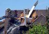 Avião cai sobre área residencial na Alemanha, deixa uma vítima fatal e casa destruída