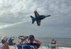 Piloto dos Blue Angels admite erro de cálculo em curva ao passar sobre o público na praia