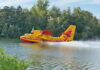 Avião-bombeiro é visto captando água no Rio Sena, próximo de Paris, para combater incêndios
