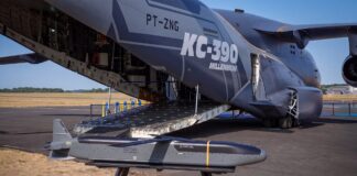 Avião brasileiro KC-390 poderá lançar míssil de cruzeiro Barracuda após acordo entre Embraer e Anduril