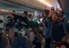 Voo com torcedores argentinos rumo à final da Copa teve pouso em local inesperado e cantor fazendo show a bordo