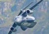 Belas imagens mostram o Embraer KC-390 fazendo manobras entre as montanhas do País de Gales