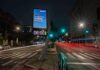 Azul celebra pontualidade com campanha sincronizada em relógios digitais nas ruas de São Paulo e Campinas