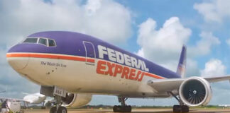 FedEx apresenta Boeing 777 com pintura retrô em homenagem ao seu fundador