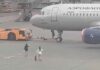 Passageiras chegam atrasadas para seu voo e correm para a área restrita na tentativa de alcançar a aeronave
